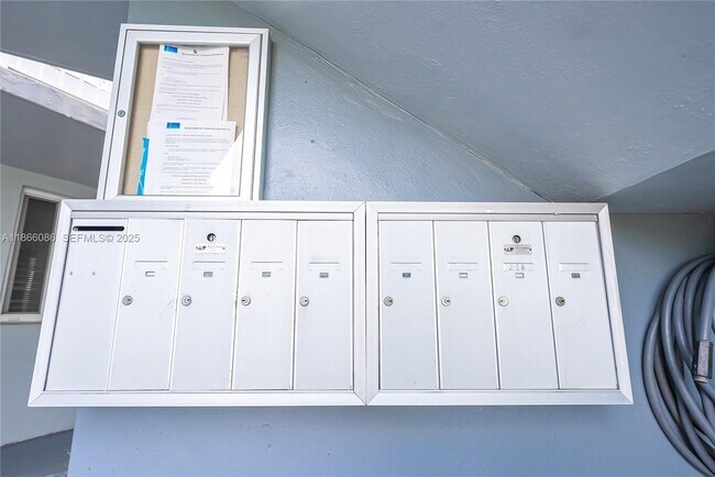 Building Photo - 1701 NE Miami Gardens Dr