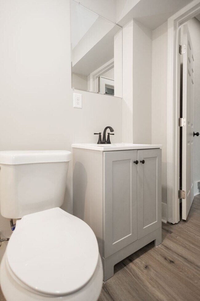 Building Photo - 725 W Poplar St