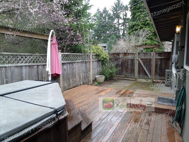 Building Photo - RARE FIND! Adorable 3-Bedroom Mid-Century Home in Great Des Moines Location!!