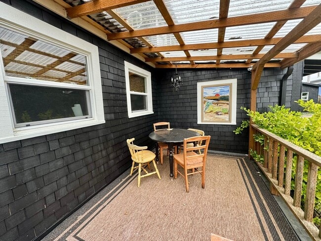 Building Photo - Black Raven Cottage in Historic Seaview ~ ...