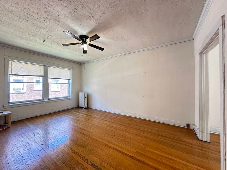 Building Photo - 4402 N Winchester Ave