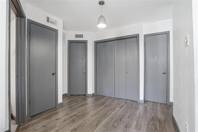 Building Photo - 9520 Royal Ln