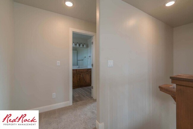 Building Photo - Beautiful Townhome in Hurricane Heights!