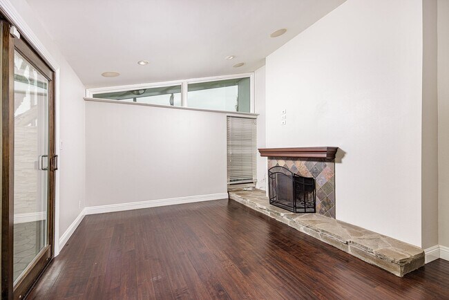 Building Photo - Upgraded Newport Beach Townhouse in Park Lido!