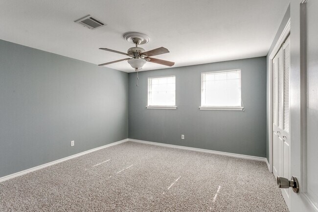 Building Photo - Spacious 4-Bedroom Home in Mature Neighborhood