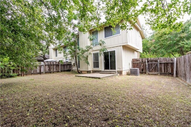 Building Photo - 3901 Knollwood Dr