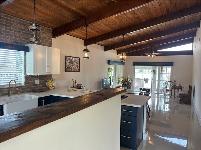Building Photo - 322 Briarwood Cir