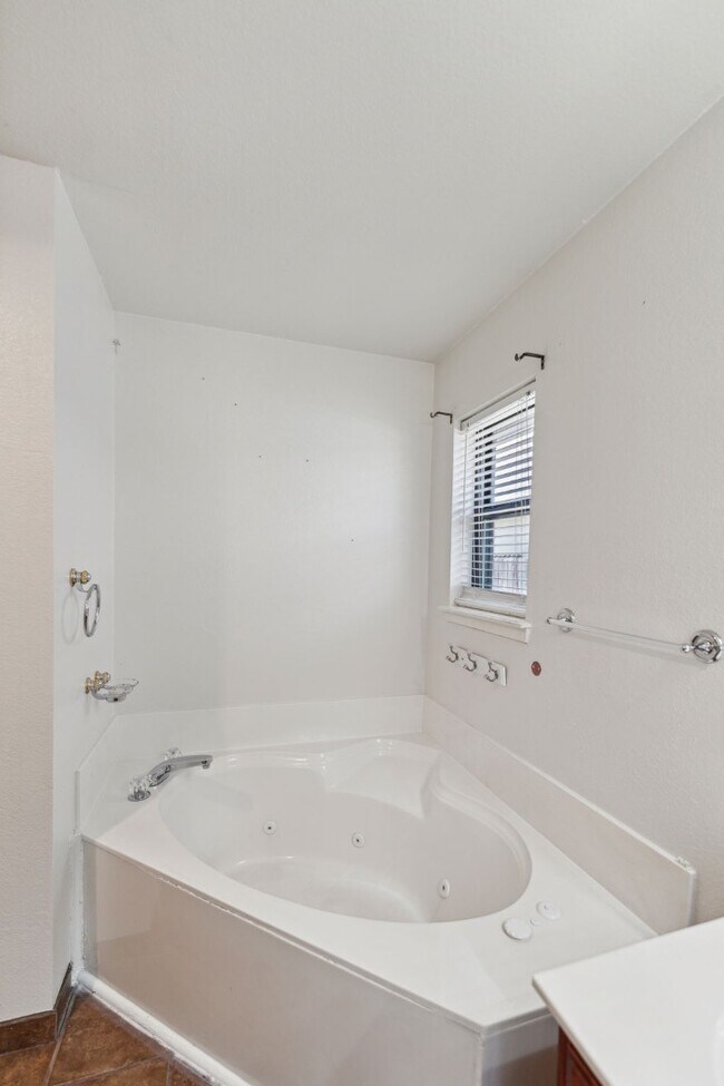 Building Photo - 11021 E 84th St