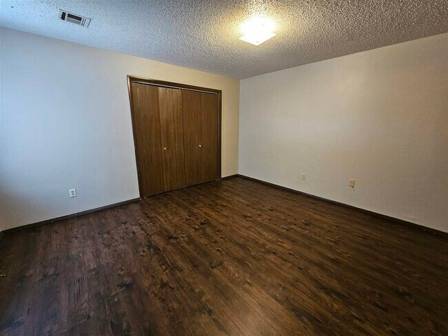 Building Photo - 7912 NW Crossland Cir