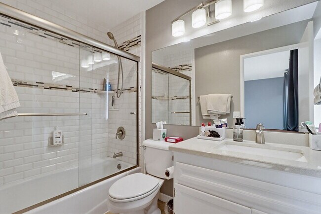 Building Photo - Welcome to this beautiful 1,042 sq. ft. condo offering modern comfort in a prime location!