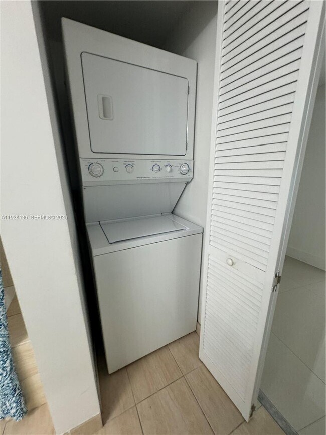 Building Photo - 1750 N Bayshore Dr