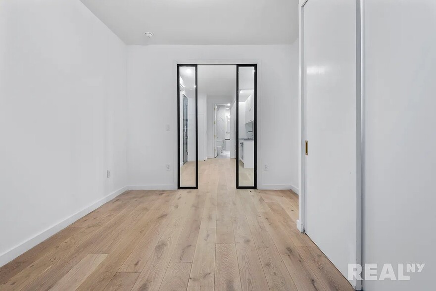 Building Photo - 93 Hicks St