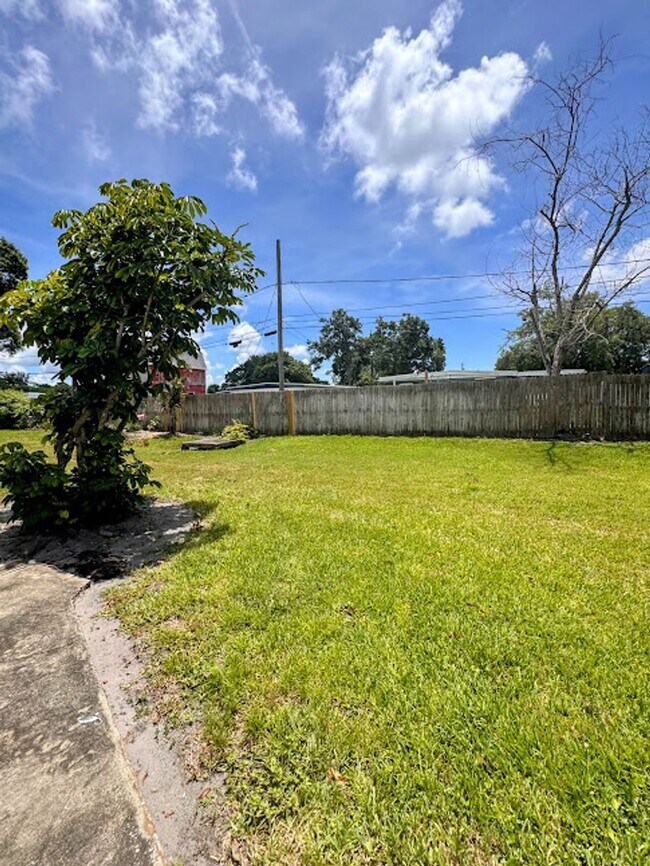 Building Photo - Stylish Seminole Condo with Private Garage in Chateaux de Bardmoor 55+ Community