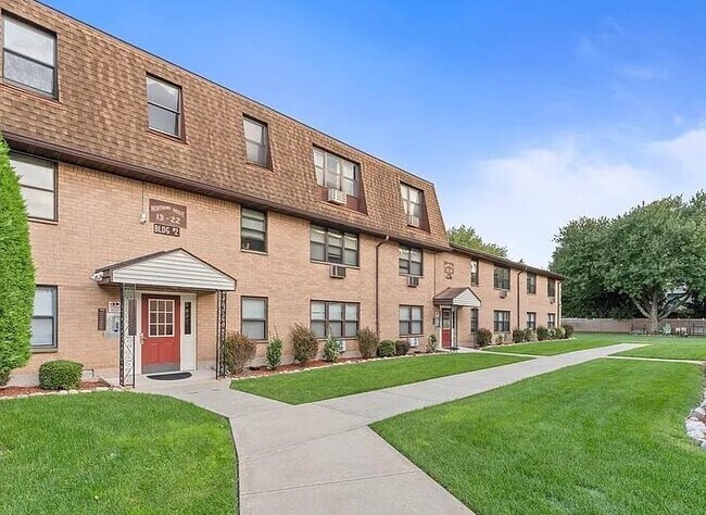 Building Photo - 16 N End Dr