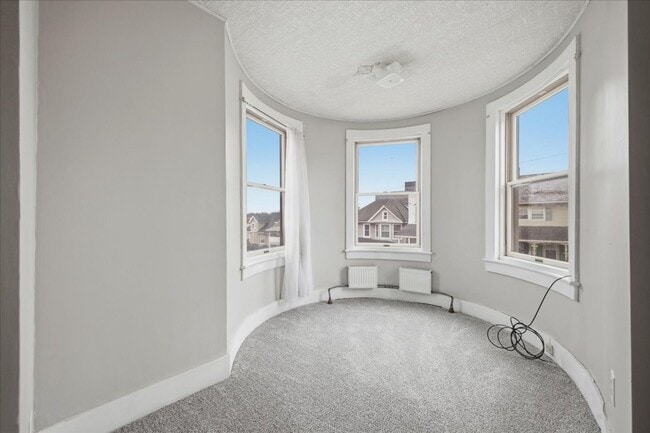 Building Photo - Spacious Victorian, over 2400 sq ft