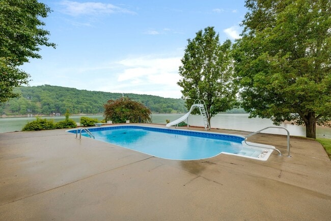 Building Photo - Experience lakefront living at its finest in the heart of East TN