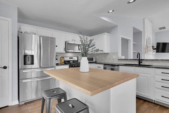 Building Photo - 6760 Waveland Dr