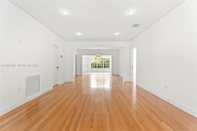 Building Photo - 1307 Valencia Ave