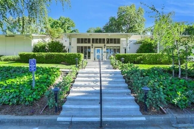 Building Photo - End Unit 2 Bed, 2 Bath Townhouse with Atta...