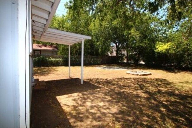 Building Photo - FOUR bedroom in Prime Location!