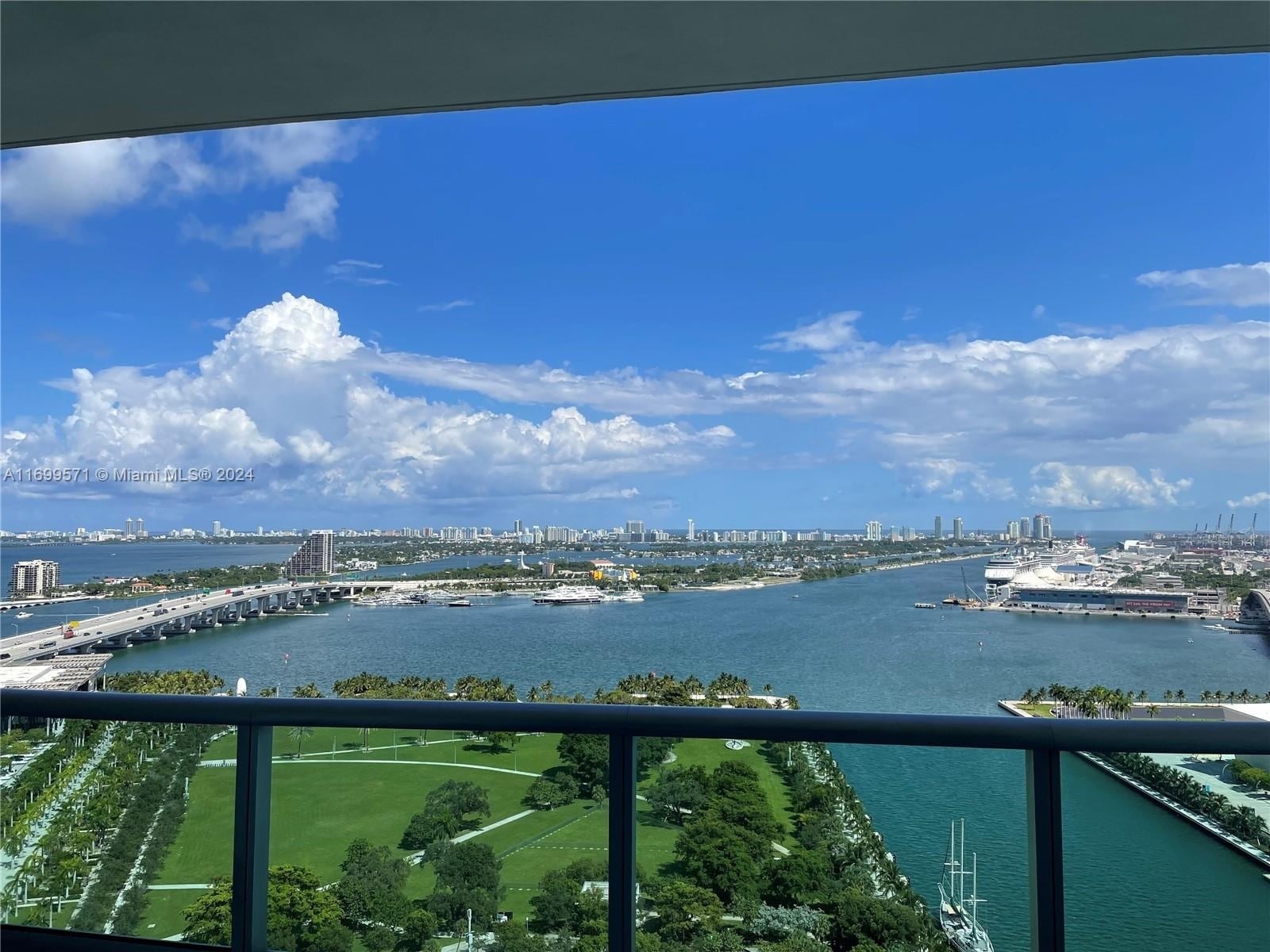 Building Photo - 900 Biscayne