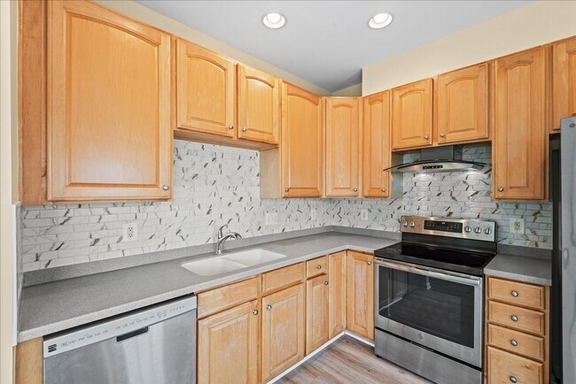 Building Photo - Modern Comfort Meets Convenience, Close to...