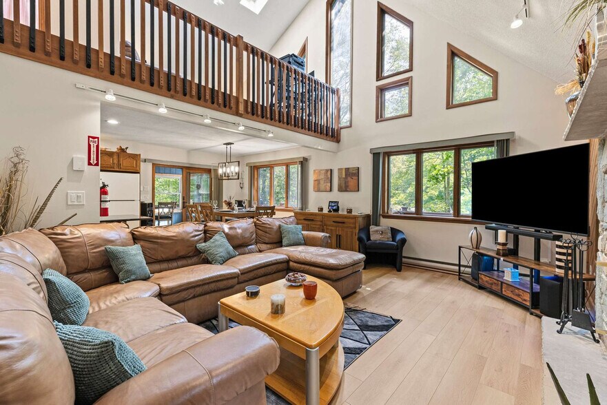 Building Photo - 2174 Lakeview Dr E