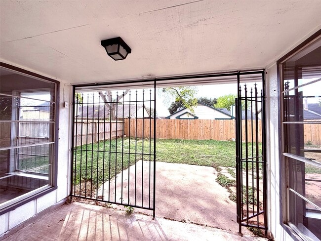 Building Photo - 12071 Plumbrook Dr