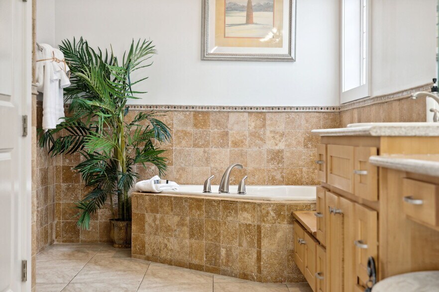 Building Photo - 6226 Thomas Dr