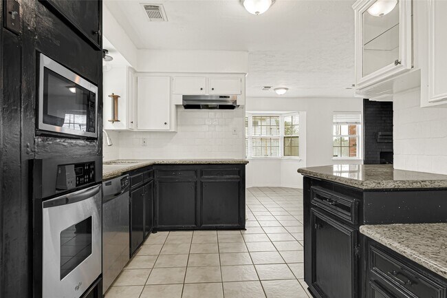 Building Photo - 539 Belwin Dr