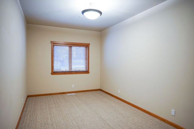Building Photo - Executive Townhome - Walking distance to C...