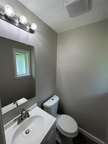 Building Photo - 2434 Lakeshore Dr