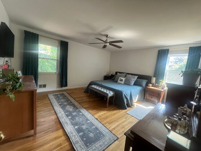 Building Photo - Spacious Well Maintained 3 Bedroom 2.5-Bat...
