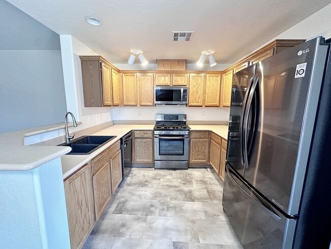 Building Photo - 1 WEEK FREE RENT! 1 BEDROOM DOWNSTAIRS CONDO IN GATED COMMUNITY 1 CAR GARAGE