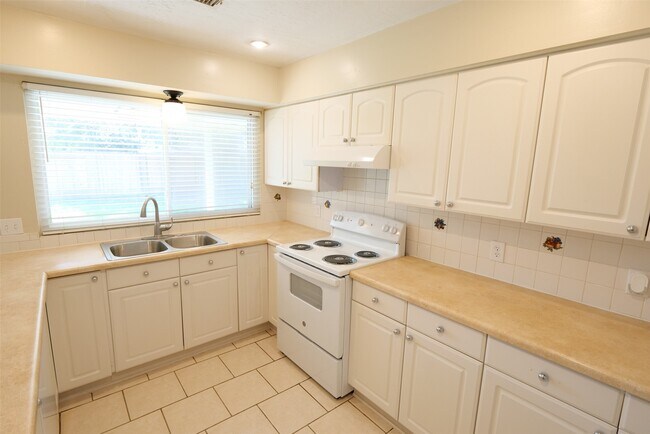 Building Photo - 22311 Fincastle Dr