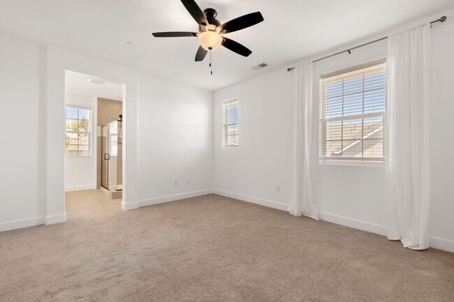 Building Photo - Beuatiful Townhome in Northwest Reno!