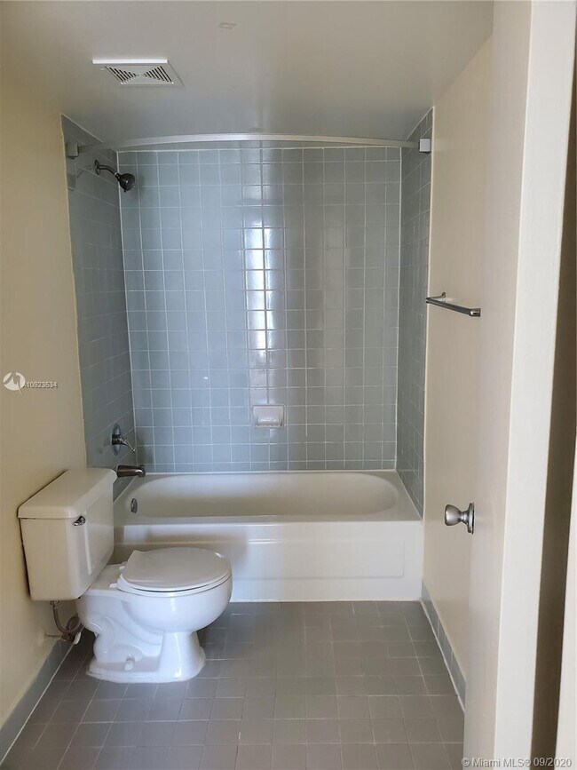 Building Photo - 915 NW 1st Ave