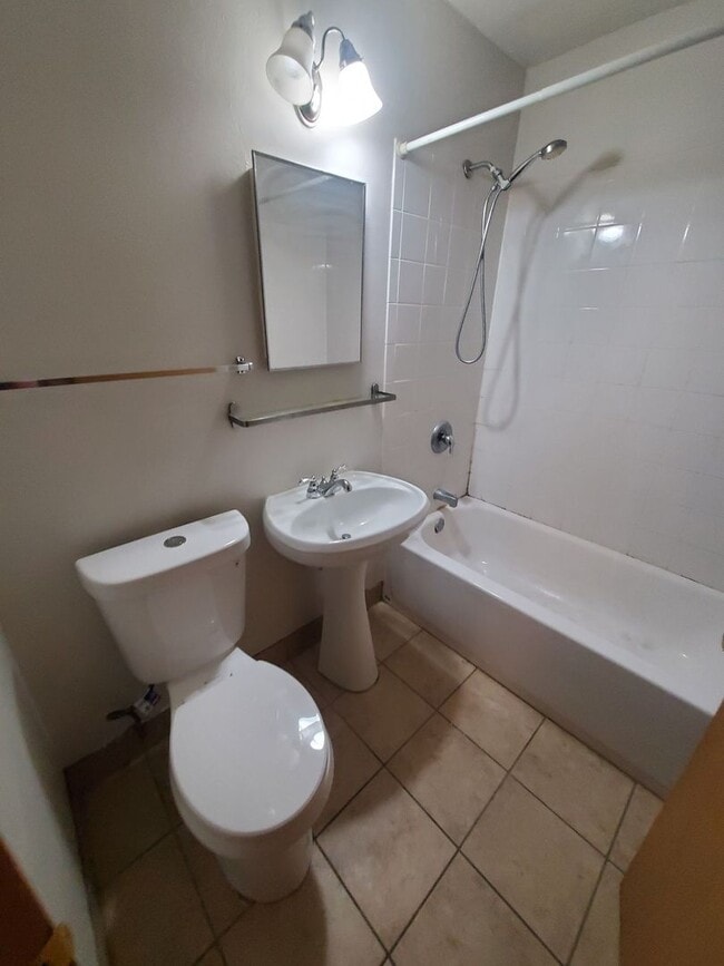 Interior Photo - 1851 N Oakland Ave (18 Unit)