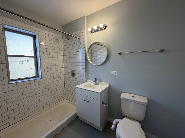 Building Photo - 4700 N Racine Ave