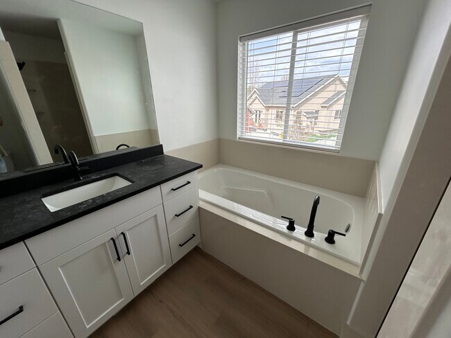 Building Photo - 1084 W 200 N