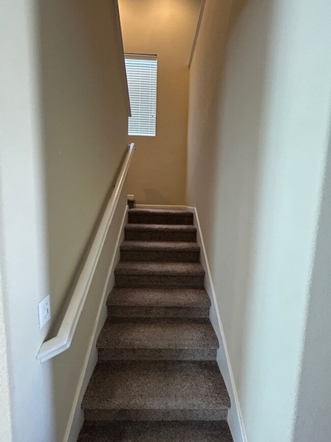 Building Photo - 4 bedroom 3 bathroom in Hanford!