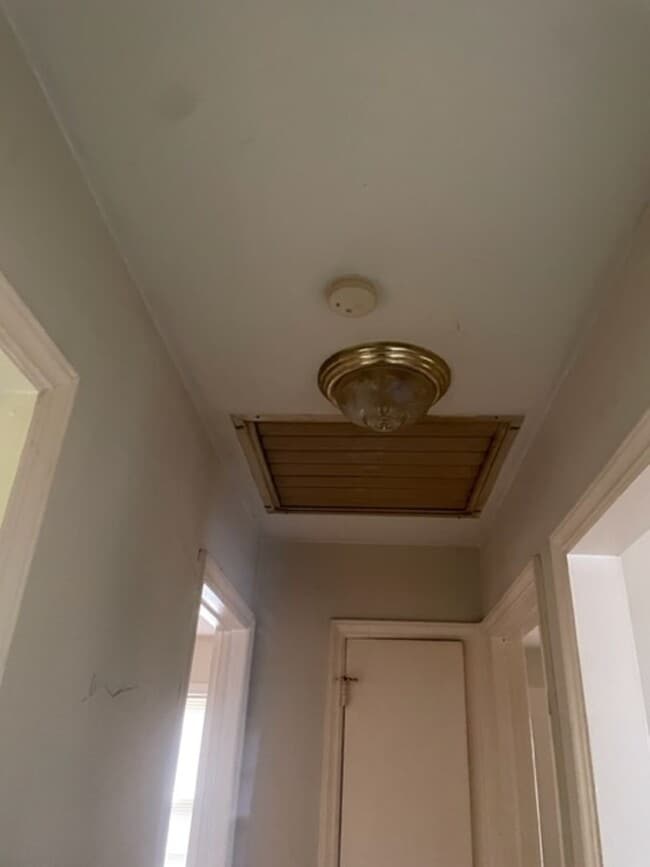 Building Photo - Three Bedroom One bathroom home for Rent