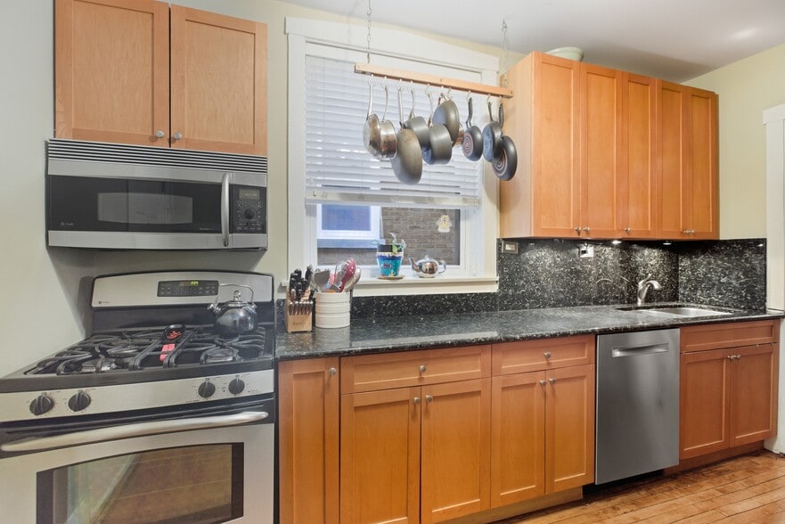 Building Photo - 1624 W Olive Ave