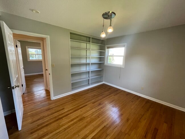 Building Photo - 140 Seneca Ln