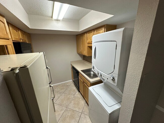 Building Photo - COZY 2 Bedroom/1.5 Bathroom 2nd Floor Condo!!
