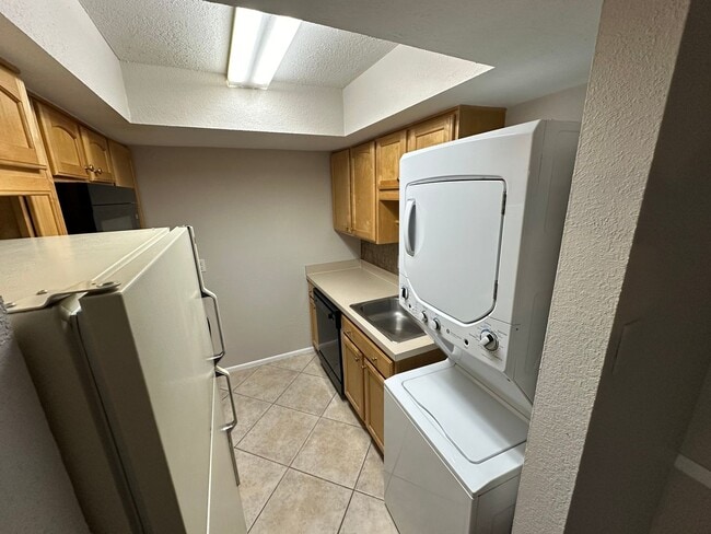 Building Photo - **MOVE IN SPECIAL $500 Off the first months rent** COZY 2 Bedroom/1.5 Bathroom 2nd Floor Condo!!