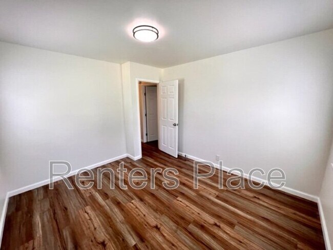 Building Photo - 5746 S Rockford Ave