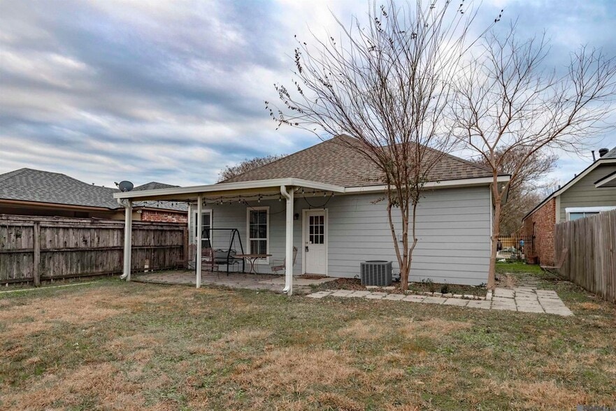 Building Photo - 5545 Ducros Dr