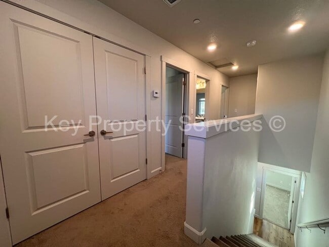 Building Photo - Woodland Townhome Just Minutes from i5