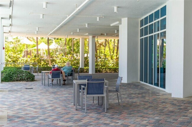 Building Photo - 6515 Collins Ave